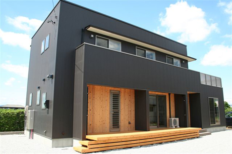 デザイン住宅：豊川市（約38坪）　無垢材ウッドデッキとベランダがある家